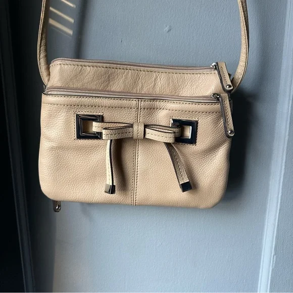 Tignanello Tan Genuine Leather Organizer Purse w/ Bow Accent. - Picture 2 of 7